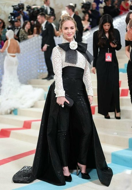 Emily Blunt art actress pic