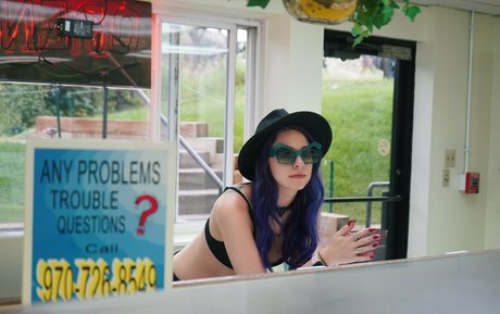 lolaxsparks pornstar naked picture