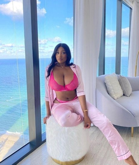 Vivi Panamera model sex archive