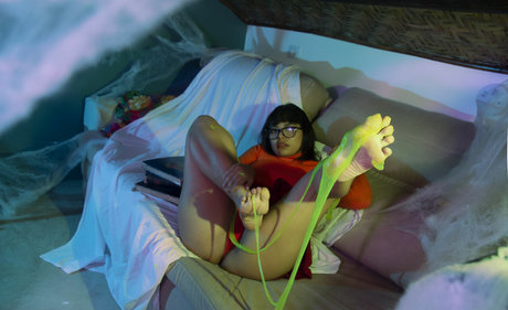 Nooneenoni adult model picture