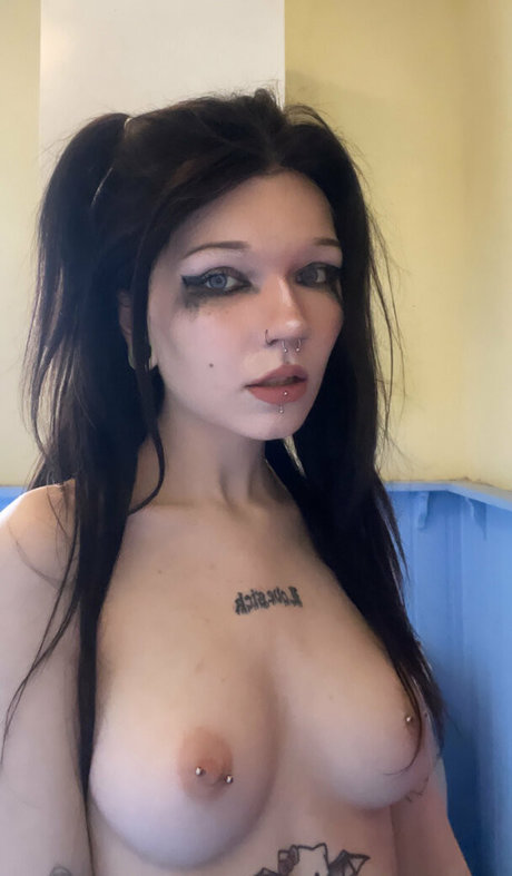 lizzylovesick nude model archive