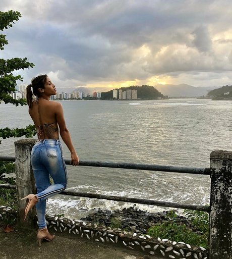 Cassia Fernandez model pretty pics