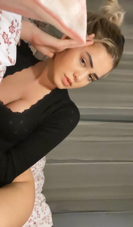 Indymendee_ exclusive model photo