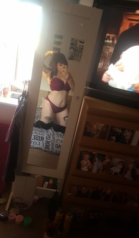 Show Your Girlfriend naked model pic