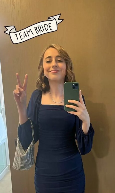 Atwentysomethingloser nude actress pic