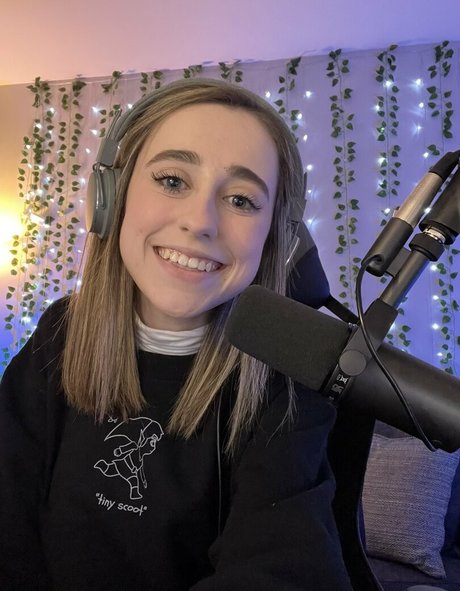 Atwentysomethingloser naked actress archive