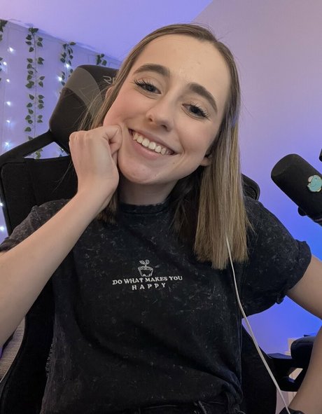 Atwentysomethingloser pornographic actress img