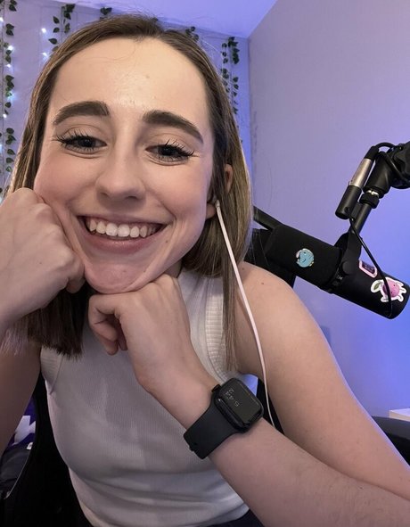 Atwentysomethingloser model pretty picture