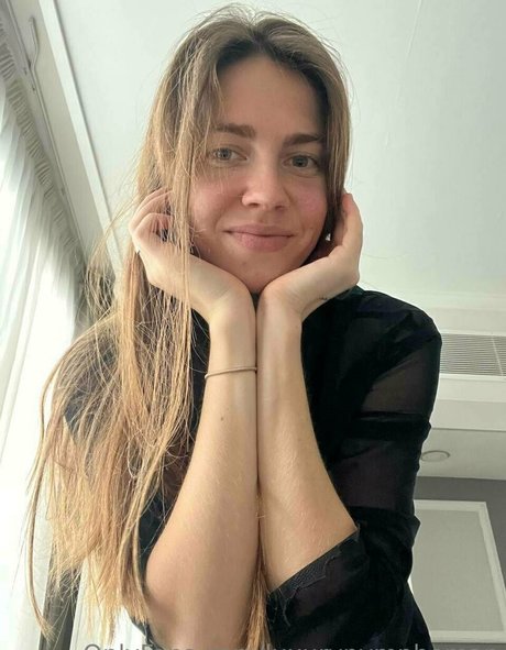 aminavalentino hot actress picture