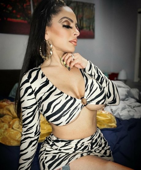 missmeenaofficial star perfect picture