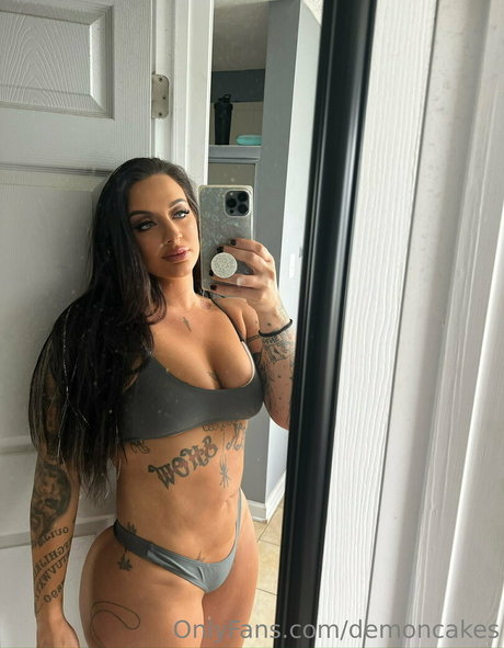 Demoncakes model nude img