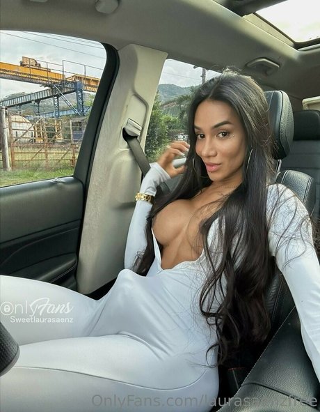 Laura Saenz model top image