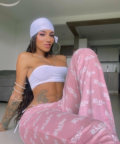 Laura Saenz erotic actress photo