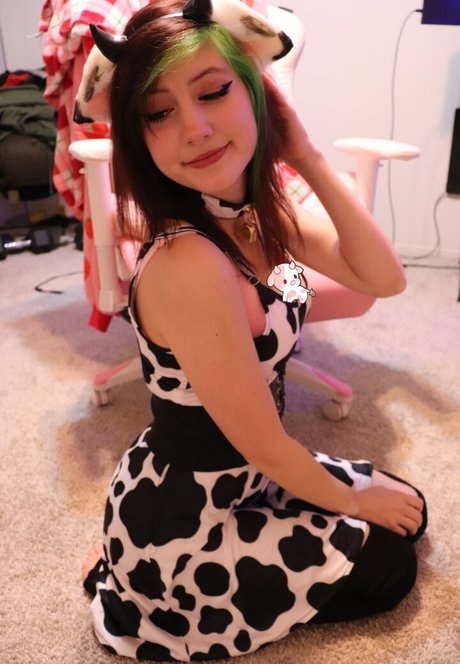 Bunimilk naked model images