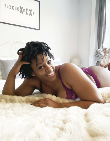 tillysworld nude model photo