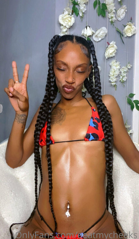 allucaneatwoo pornographic model gallery