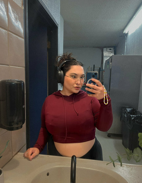 fun4lizzsfw model nudes image