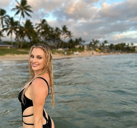 Nicole Arbour pornographic model photos