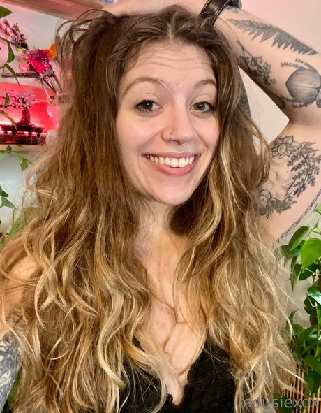 mousiexox erotic model img