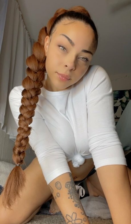 lilylightskin pretty model pic