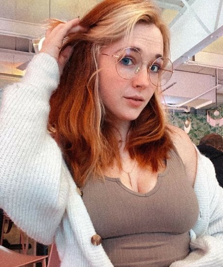 Emily Fox naked star gallery