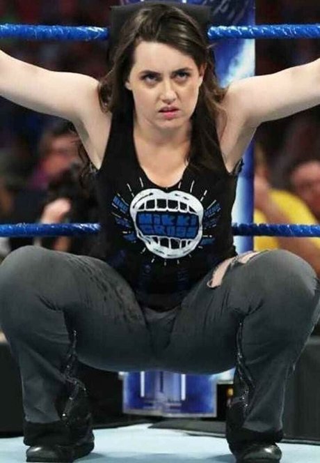 Nikki Cross pretty model img