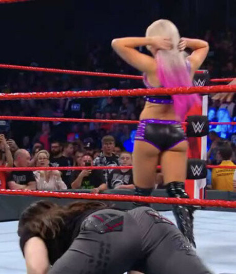 Nikki Cross star naked picture