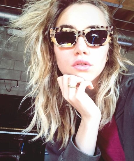 Suki Waterhouse star adult archive