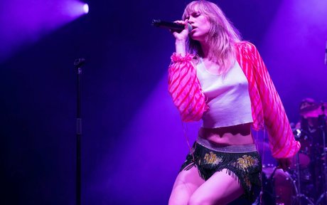 Suki Waterhouse erotic star pics