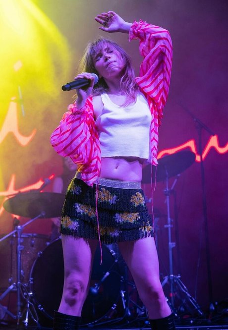 Suki Waterhouse star free archive