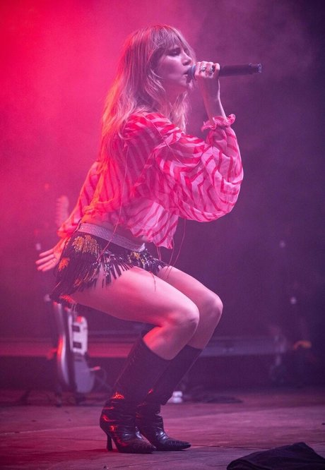 Suki Waterhouse model images