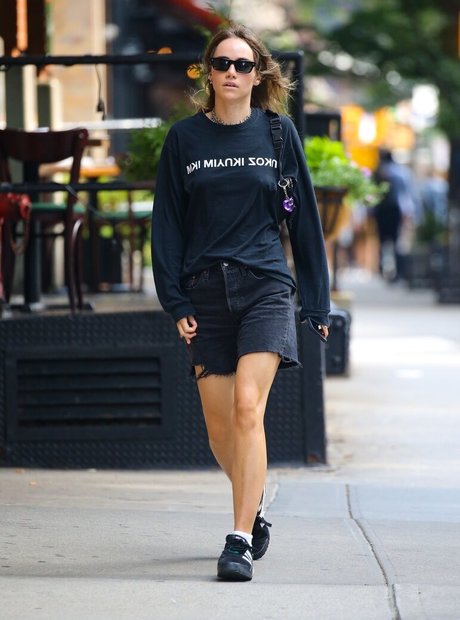 Suki Waterhouse pretty actress pics