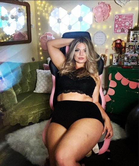 Lindsywood pornographic model pictures