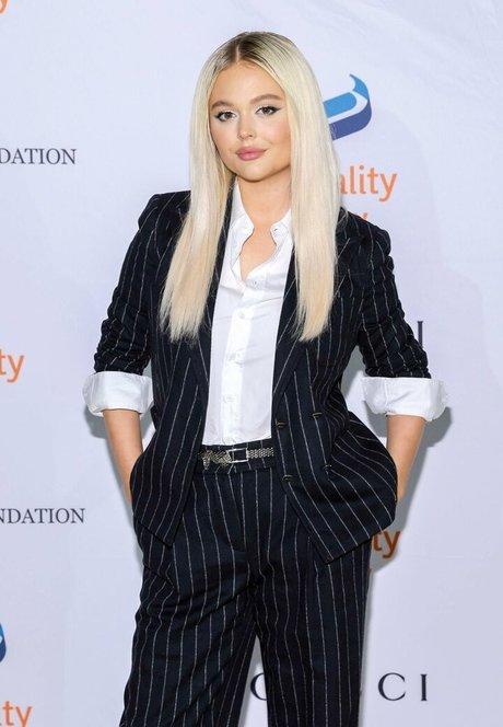 Emily Lind hot pornstar gallery