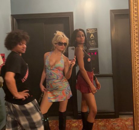 Emily Lind art star pic