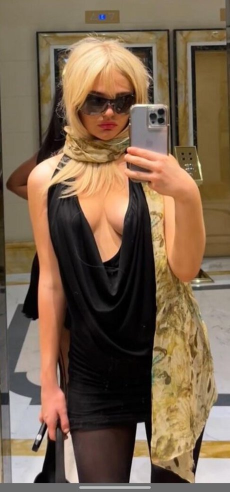 Emily Lind pornstar nudes images