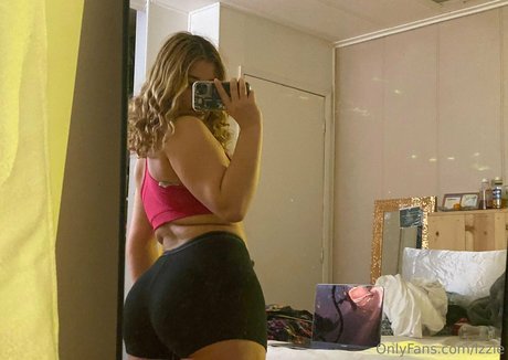 lzzle model naked pic