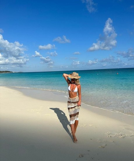 Phoebe Isobel model perfect pic