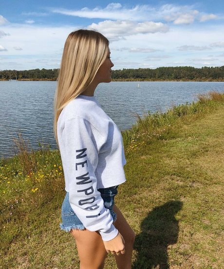 Holly Cloar sexy star galleries