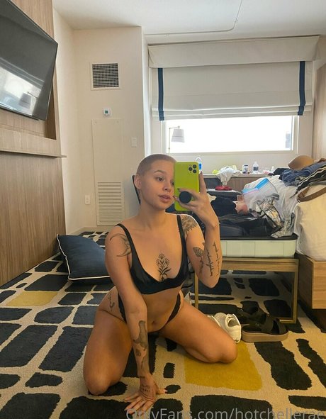 handj0bzbychelle model top image