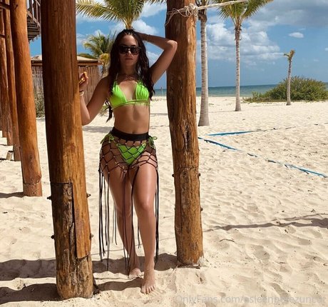 Asleenperezuncut nude model photo