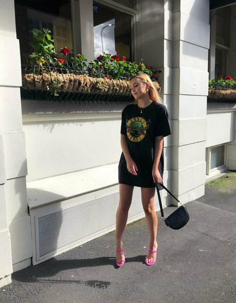 huge fake tits onlyfans hot porn gallery