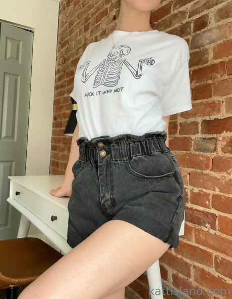 kattinthehatfree star nude picture