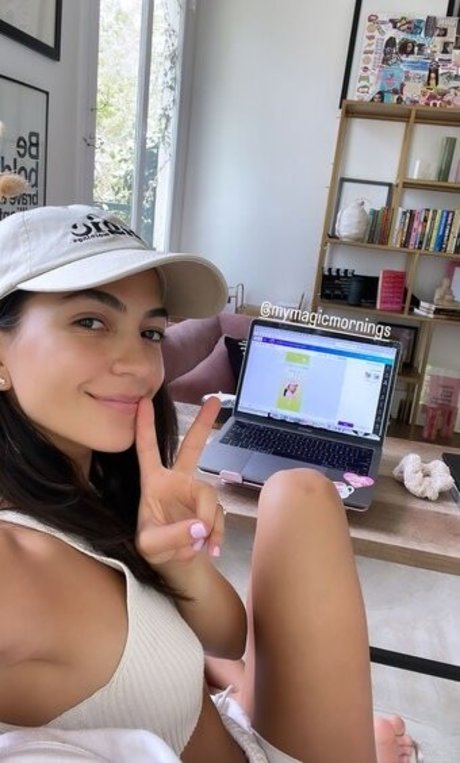 Natalee Linez top model pic