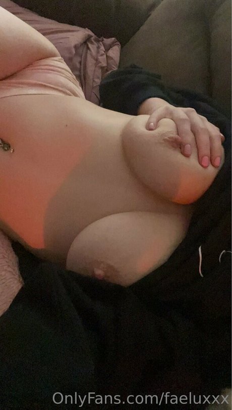 faeluxxx nude model image