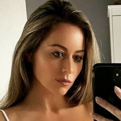 Carly Baker star art img