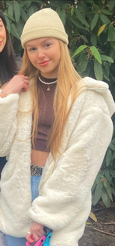 Danielle Shayes pretty actress img