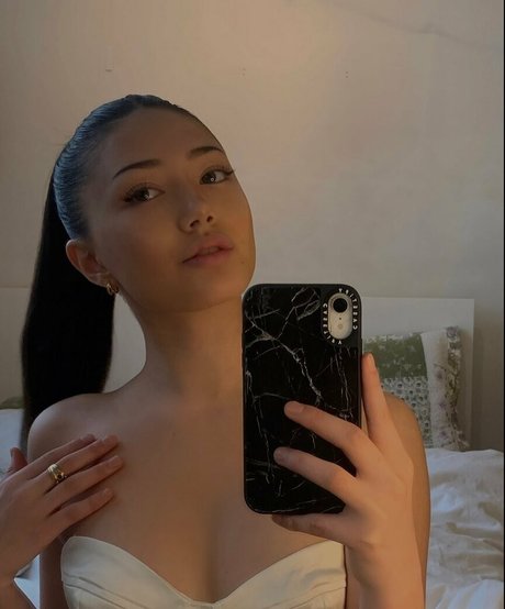 Miku Martineau sexy star galleries