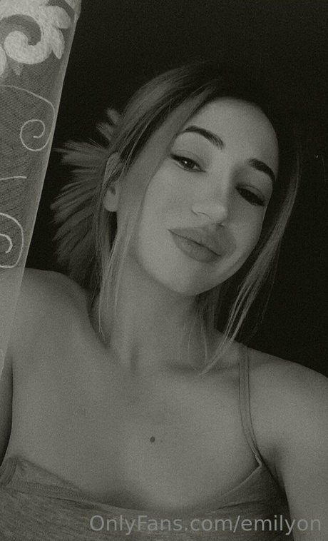 emilyon sexy actress photo