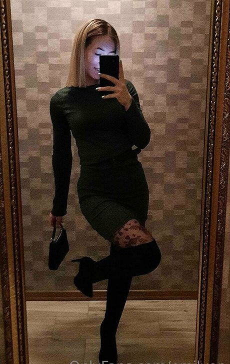 emilyon model hot picture